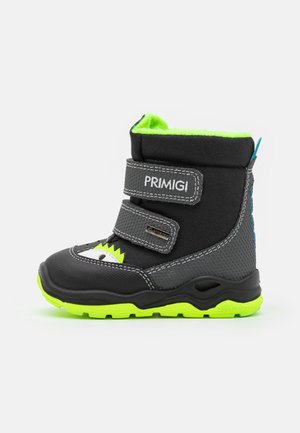 Botte d’hiver enfant noire et grise avec semelle et doublure vert vif, bandes velcro et marquage "PRIMIGI" sur la sangle latérale.