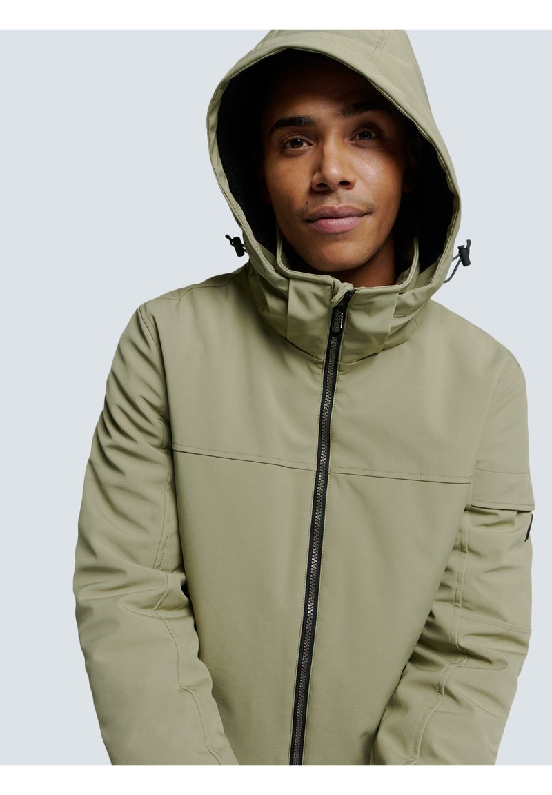 Veste à capuche verte olive avec fermeture éclair, dotée d'une texture lisse, d'un cordon de serrage ajustable et d'un subtil détail de couture horizontale.