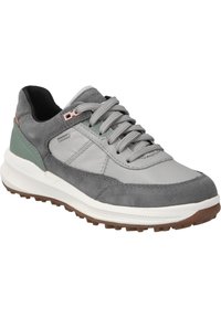 Zapatilla gris que presenta una combinación de ante y material sintético, suela de goma texturizada y diseño de cordones con acentos en contraste.