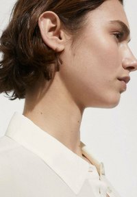 Mango SHORT SLEEVE POCKET - Button-down blouse - off-white