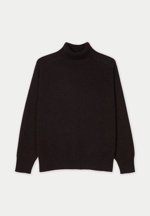 Dunkelbrauner Rollkragenpullover mit langen Ärmeln, gerippten Bündchen, Kragen und Saum, flach auf einem hellen Hintergrund liegend.