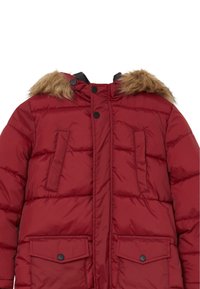 Giacca a vento rossa con cappuccio in pelliccia sintetica, dotata di due tasche anteriori, chiusure a scatto e texture trapuntata per l'isolamento.