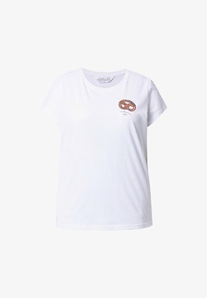 Weißes Baumwoll-T-Shirt mit kurzen Ärmeln. Verfügt über ein gedrucktes Brezel-Design in Braun und Orange mit begleitendem Text darunter.