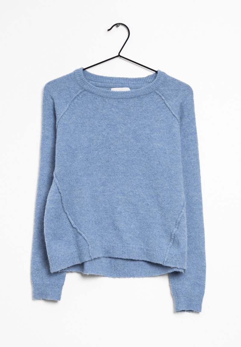 Helles blaues, Rundhals-Sweatshirt mit Raglanärmeln, strukturierter Strickware und cropped Saum. Hängt an einem schwarzen Metallhaken.