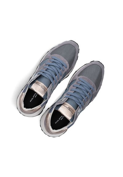 Sportschoenen met een bovenwerk van mesh en suede in grijs en blauw. Metallic accenten op de hak, ronde veters en een contrasterende zwarte buitenzool.