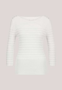 Weißer gerippter Pullover mit Drei-Viertel-Ärmeln und weitem Ausschnitt. Auffällige Details sind die silbernen Knöpfe an den Schultern.