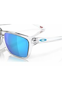 Gafas de sol plateadas con lentes azules espejados, diseño angular y acento de logo en el lateral. Fabricadas con plástico ligero.
