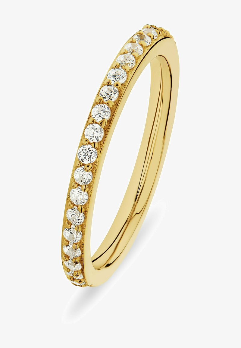 Gouden ring met een rij kleine, ronde, heldere edelstenen die rondom de omtrek zijn gezet, wat een gestructureerd contrast creëert.