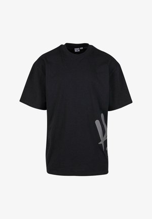 Juoda medvilninė marškinėliai trumpomis rankovėmis ir apvalia iškirpte, kuriuose iš dešinės pusės yra didelis pilkas grafikas. Minkšta tekstūra, laisvas siluetas.