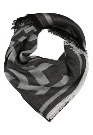 Donkergrijze en zwarte sjaal met lichtgrijze geometrische pijlvormige patronen en franjes aan de randen, opgevouwen in een lus.