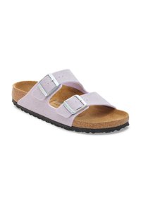 Lila mockaskinnsandaler med två remmar och silverfärgade spännen, korkfotbädd och en sula i svart gummi. Texturerad yta för komfort och grepp.