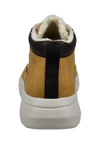 Braun und gelb hochgeschlossene Sneaker mit einem plüschigen Futter, strukturiertem Obermaterial und einem schwarzen Zugband an der Rückseite; weiße Gummisohle.