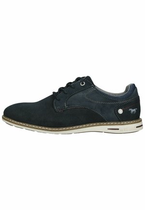 Chaussures pour hommes en daim bleu foncé avec un tissu texturé, des coutures claires et une semelle en caoutchouc blanche. Présente un design à lacets et un logo en accent.