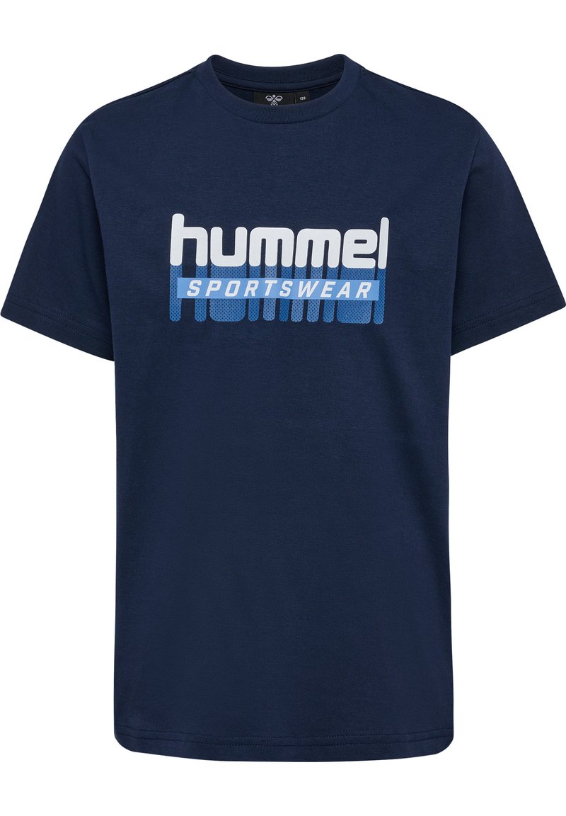 Marineblaue Baumwoll-T-Shirt mit kurzen Ärmeln, das auf der Vorderseite weißen und hellblauen „hummel“ und „SPORTSWEAR“ Grafiktext zeigt.