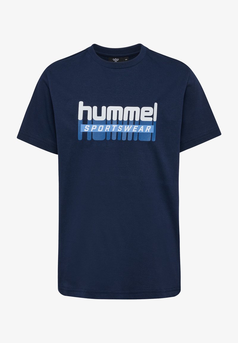 Mørkeblå bomulds t-shirt med korte ærmer, der har hvid og lyseblå "hummel" og "SPORTSWEAR" grafisk tekst på forsiden.
