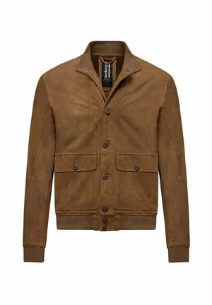 Brązowa zamszowa kurtka zapinana na guziki, z dwoma przednimi kieszeniami z klapkami oraz ściągaczami na mankietach i u dołu, przedstawiona na białym tle.