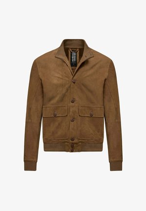 Giacca in pelle scamosciata marrone con bottoni, due tasche frontali con pattina e polsini e orlo a coste, mostrata su sfondo bianco.