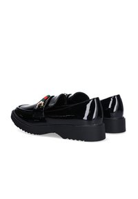 Zapatos de charol negro con una suela gruesa, que presentan discretos detalles en verde y rojo y acabado en oro en la parte superior.