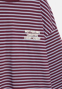 Chemise à rayures horizontales bordeaux et blanches avec le texte "PAS D'HUMEUR CRÉATIVE AUJOURD'HUI, DÉSOLÉ" imprimé sur la poitrine.