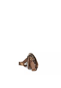 Borsa in pelle marrone con una forma strutturata, un cinturino decorativo e dettagli in metallo. Presenta una texture liscia e numerosi scomparti.