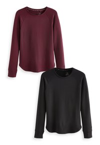 Zwei Langarm-Sweatshirts: eines in Burgunderrot mit Rundhalsausschnitt und das andere in Schwarz mit einem runden Kragen. Beide bestehen aus glattem Stoff.