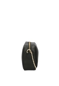 Borsa in pelle nera con forma rettangolare, zip dorata e un accento decorativo a catena sul lato. Texture liscia, design minimale.