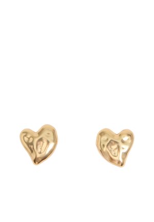 Pendientes con forma de corazón asimétricos de oro con una superficie ligeramente arrugada y texturizada sobre un fondo blanco.