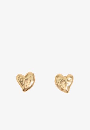 Pendientes con forma de corazón asimétricos de oro con una superficie ligeramente arrugada y texturizada sobre un fondo blanco.