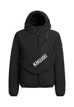Fekete kapucnis dzseki elülső cipzárral és keresztpántos táskával, amelyen fehér "KHUJO 2001" felirat látható.