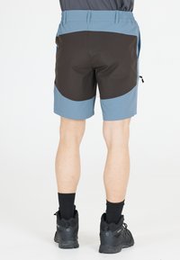 Herrshorts med blå front och svart baksida, med ett mjukt tyg, elastisk midja och en sidodragkedjeficka.