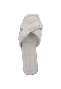 Chanclas planas de color gris claro con un diseño de tira trenzada, textura suave y forma de punta cuadrada. Marcadas con el logo de la marca en su interior.