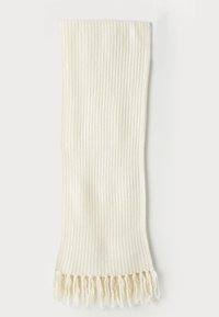 Bufanda de crema con textura acanalada y flecos en un extremo. Suave al tacto, de forma rectangular, ideal para superponer en climas fríos.