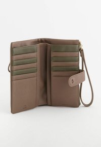 Bruine leren portemonnee met groene accenten, meerdere kaartsleuven en een polsband. Heeft een RFID-logo en een soepele, gestructureerde afwerking.