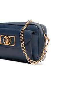 Niebieska skórzana kopertówka z teksturą, z złotym łańcuszkiem, wyposażona w złoty zamek z dekoracyjnym logo.
