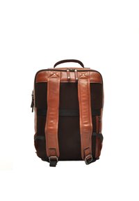 Bruine leren rugzak met een gestructureerde zwart stof, verstelbare schouderbanden, handvat aan de bovenkant en meerdere ritscompartimenten.