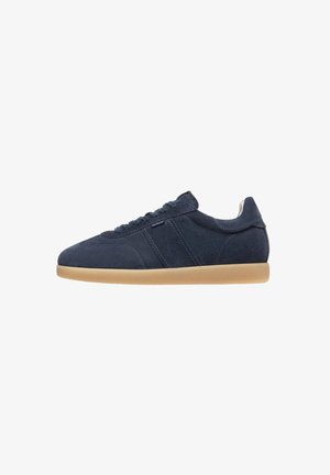 Marineblaue Wildleder-Sneaker mit runder Zehenpartie, flacher Gummisohle und tonaler Naht. Mit einer Schnürung an der Vorderseite und dezenten geprägten Akzenten.