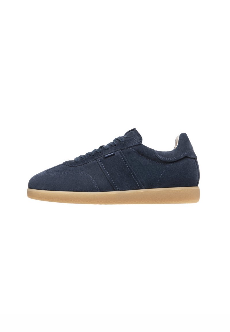 Zapatillas de ante azul marino con puntera redonda, suela plana de goma y costuras tonales. Presenta un cierre con cordones y sutiles acentos en relieve.