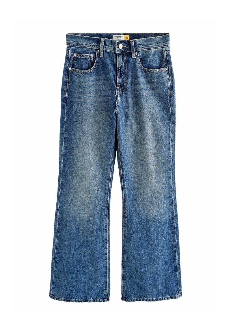 Jean en denim bleu à coupe décontractée, bouton et fermeture éclair à l'avant, style cinq poches, présenté à plat sur fond blanc.