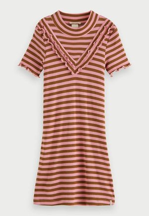 Kortærmet strikket kjole med lyserøde og brune vandrette striber, flæset V-formet skulderstykke og flæsekant ved ærmerne.