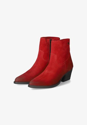 Rote Wildleder-Stiefeletten mit spitz zulaufender Zehenpartie, Blockabsatz und schwarzem Reißverschluss. Glatte Textur mit dezenten Nahtdetails.