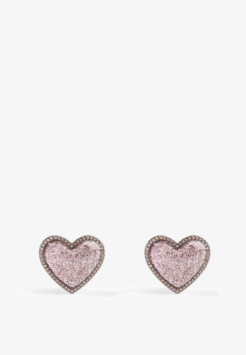Paire de boucles d'oreilles en forme de cœur avec centres pailletés roses et petits strass autour sur fond blanc.