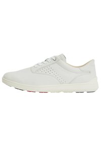 Sneaker in pelle bianca con finitura liscia, caratterizzata da dettagli perforati, lacci piatti e una suola leggera con accenti rossi e neri.