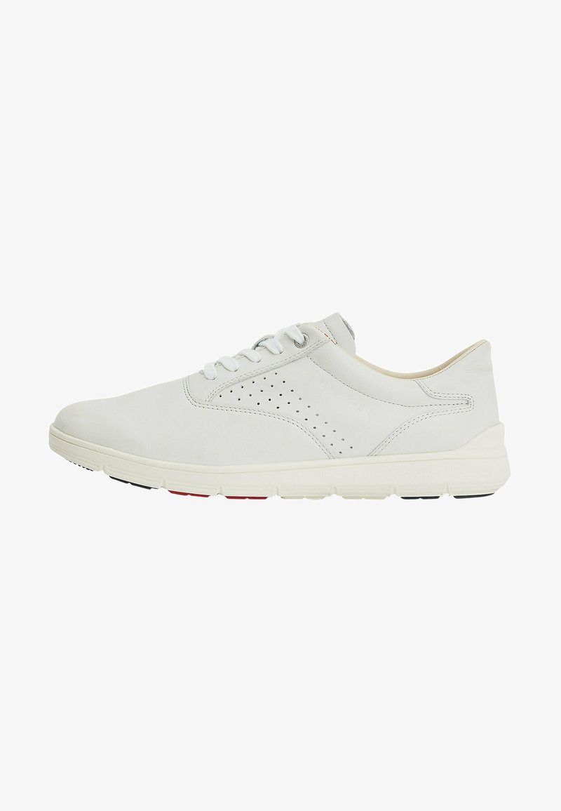 Sneaker in pelle bianca con finitura liscia, caratterizzata da dettagli perforati, lacci piatti e una suola leggera con accenti rossi e neri.