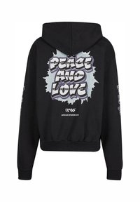 Svart cropped hoodie med et grått trykt design som har «PEACE AND LOVE» på ryggen, med en graffiti-stil skrifttype.