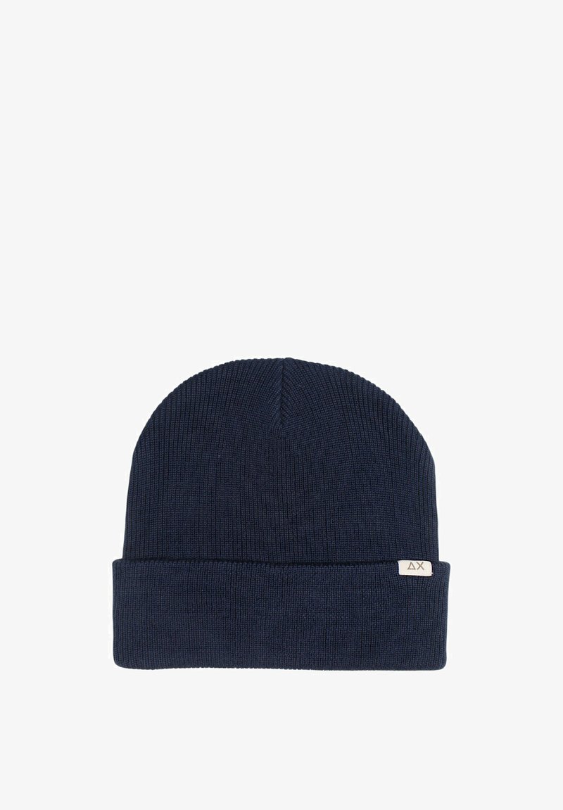 Beanie in maglia blu scuro con orlo piegato e una piccola etichetta in tessuto ricamata. Tessuto liscio e design classico e aderente.