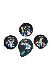 Ensemble de quatre plateaux ronds présentant des personnages de dessins animés sur un fond noir. Les designs incluent des accents colorés et le texte "TOP SECRET".