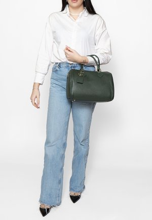 Borsa a tracolla in pelle verde a forma arrotondata, con doppi manici e dettagli in metallo dorato. Include un'etichetta in pelle.