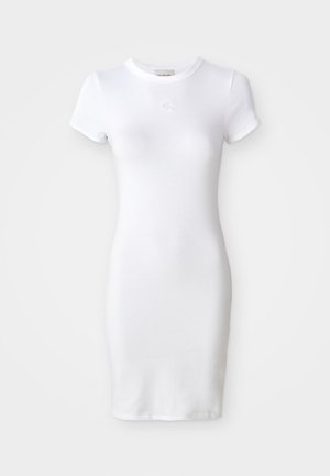Valkoinen puuvillamekko, jossa on lyhyet hihat, vartalonmyötäinen muoto ja pyöreä pääntie. Mukana pieni brodeerattu logo rintapielessä.