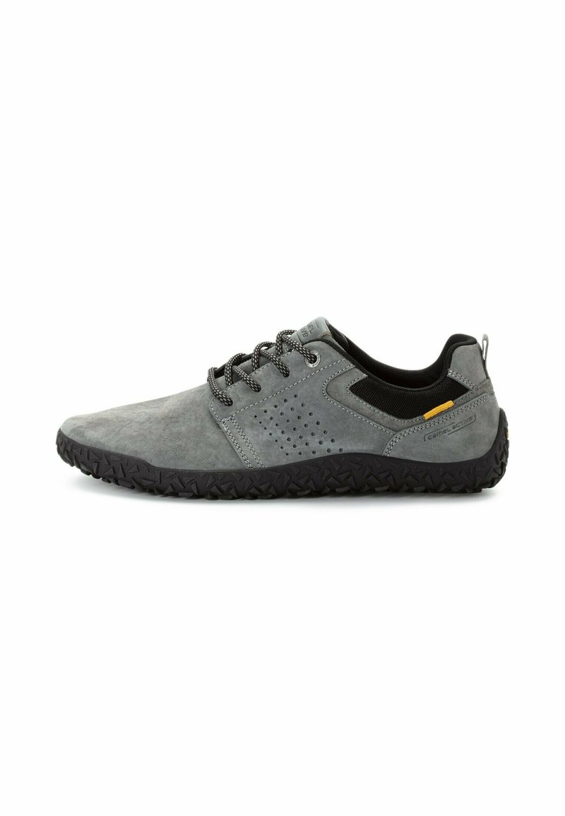 Graue Wildlederschuhe mit einer strukturierten schwarzen Gummisohle, die über ein Netzpaneel, ein durchlöchertes Design und graue Schnürsenkel verfügen.