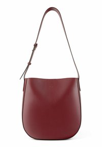 Borsa a spalla in pelle rossa con una texture liscia, forma curvata e tracolla regolabile. Presenta un logo sottile sul davanti.